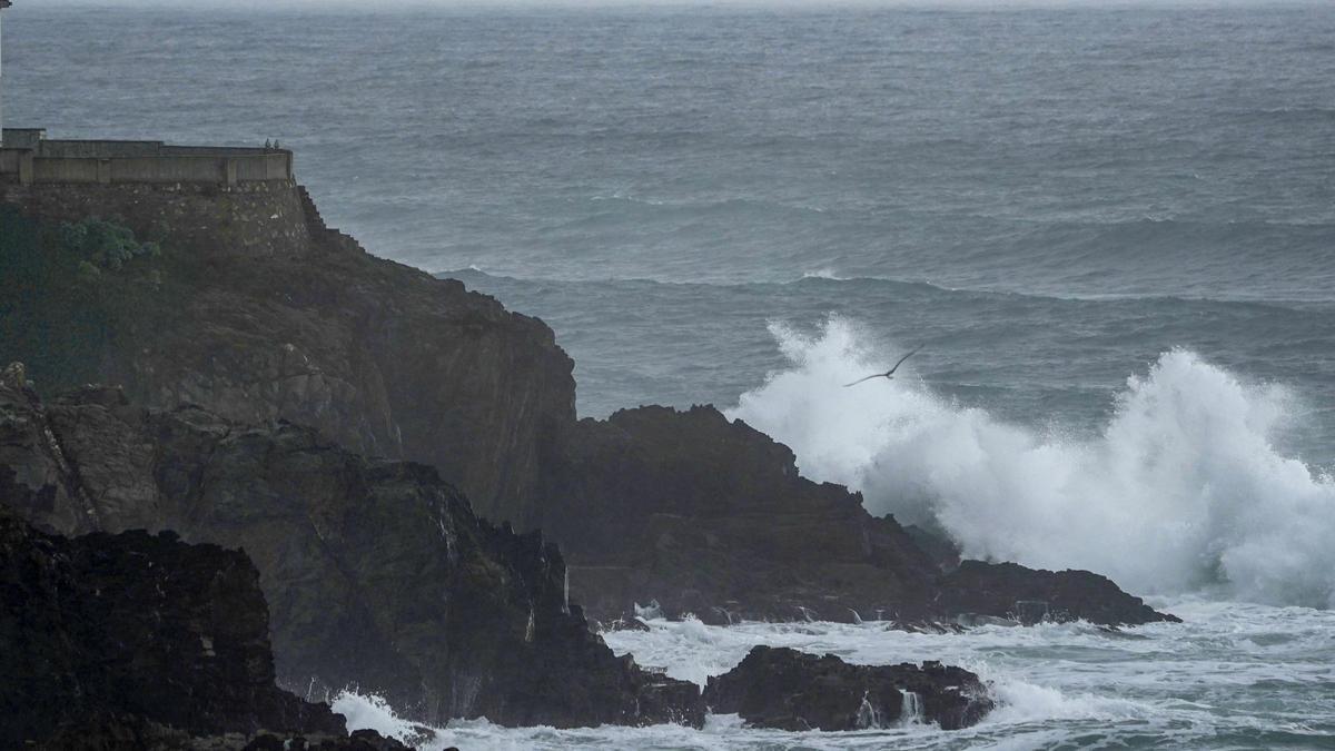 Olas en la zona de Entreplayas en Tapia de Casariego durante la jornada del sábado