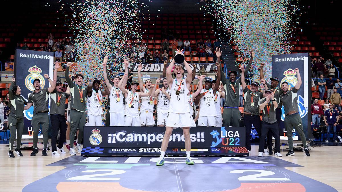 El Real Madrid alza el título de campeón de la Liga U la temporada pasada.