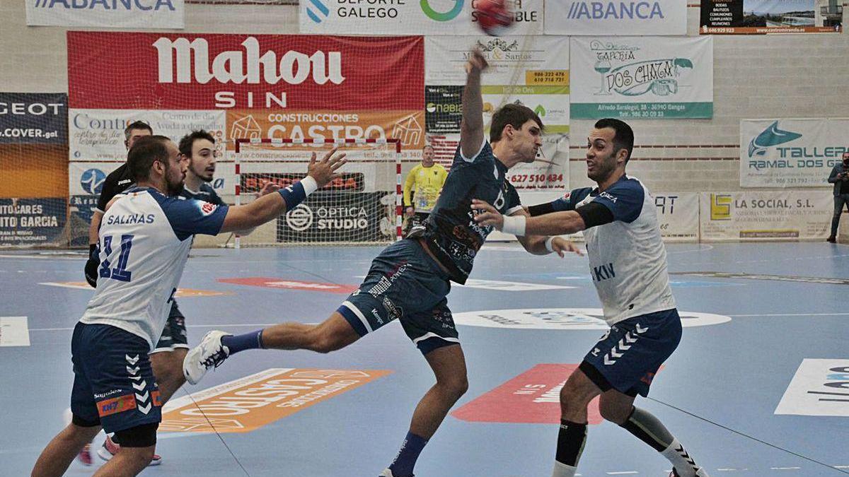 David Iglesias lanza ante la defensa de Marc García en el duelo Cangas-Granollers.