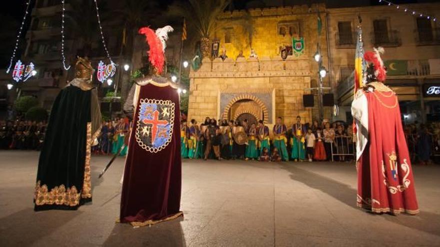 Los bandos de la media luna y la cruz volvieron a enfrentarse en la embajada al Ra&#039;is, que marca el inicio de la trilogía de Moros y Cristianos.