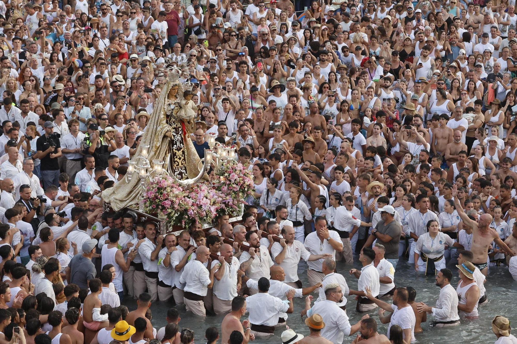 Embarcación de la Virgen del Carmen en el Puerto de la Cruz.