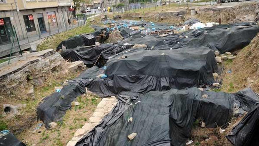 La plaza permanece vallada, con una excavación a cielo abierto, desde hace seis años.  // Rafa Vázquez