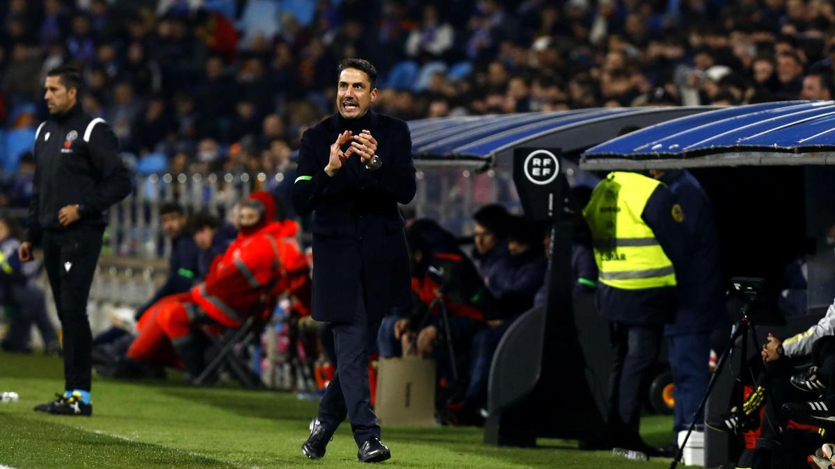 Velázquez aplaude durante el partido ante el Sporting.