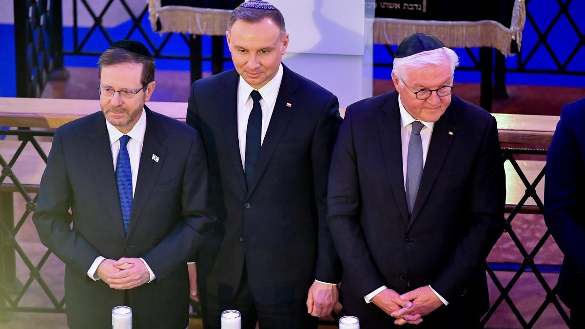 De izquierda a derecha, los presidentes de Israel, Isaac Herzog, Polonia, Andrzej Duda, y Alemania, Frank-Walter Steinmeier, en la ceremonia del 80º aniversario del levantamiento del gueto de Varsovia.