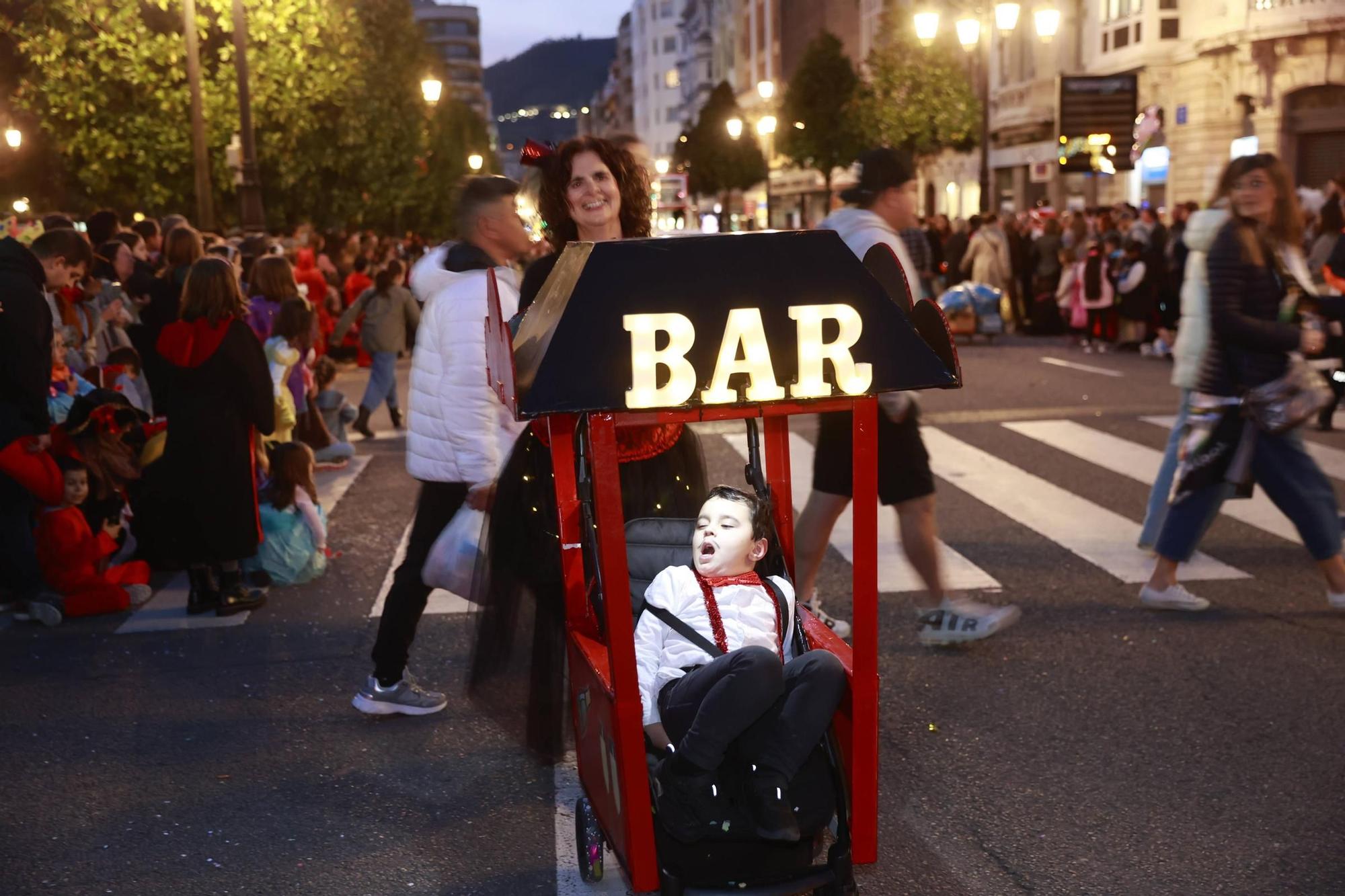 EN IMÁGENES: El Carnaval llena de color y alegría las calles de Oviedo