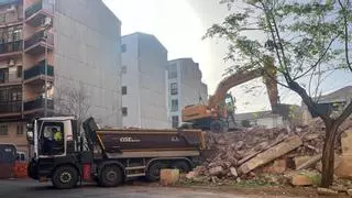 El fin a la degradación en el centro de Cáceres: esta es la nueva imagen de la calle Maluquer tras la demolición de un edificio en ruina