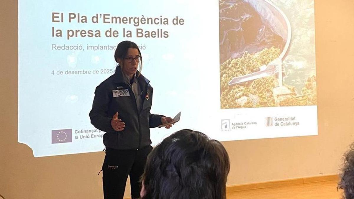 Agnès Centellas, responsable de Protecció Civil a la Catalunya central, presentant el pla a principi de desembre a Olvan
