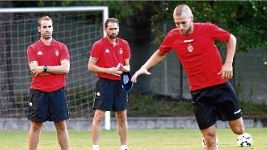 Omar Harrak i Pablo Machín observen atentament Juncà durant un entrenament d&#039;aquesta pretemporada.