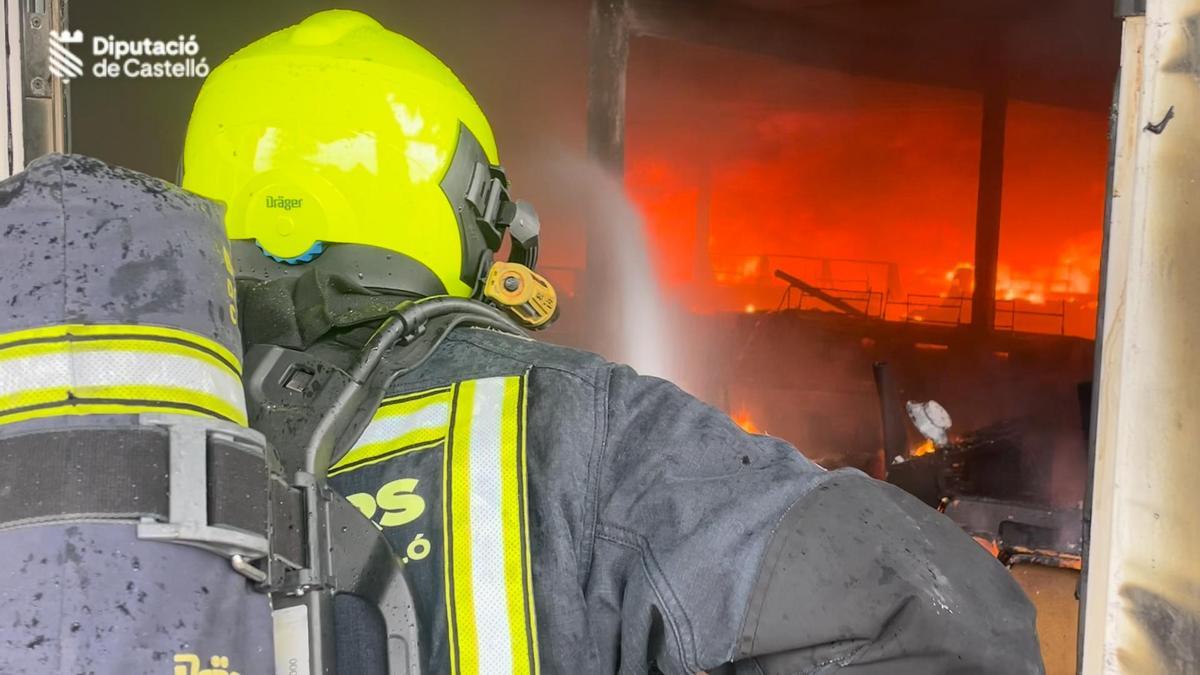 Vídeo: incendio en una empresa de muebles de la Vall d’Uixó