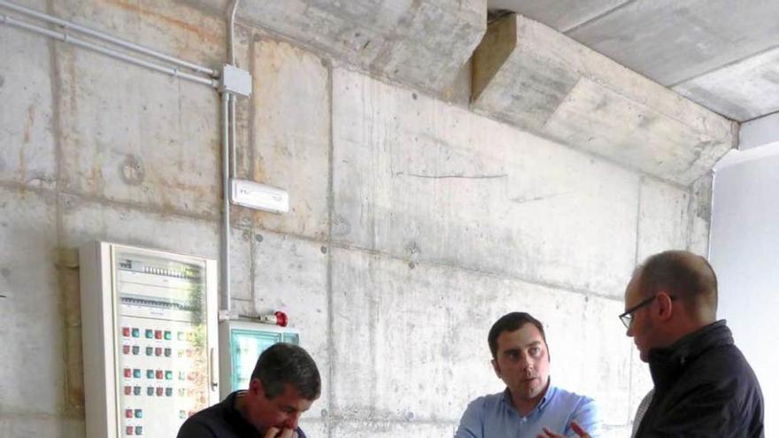 José María Vega y Gerardo Sanz, con Carlos Ramos, en el depósito de agua de Mundín.
