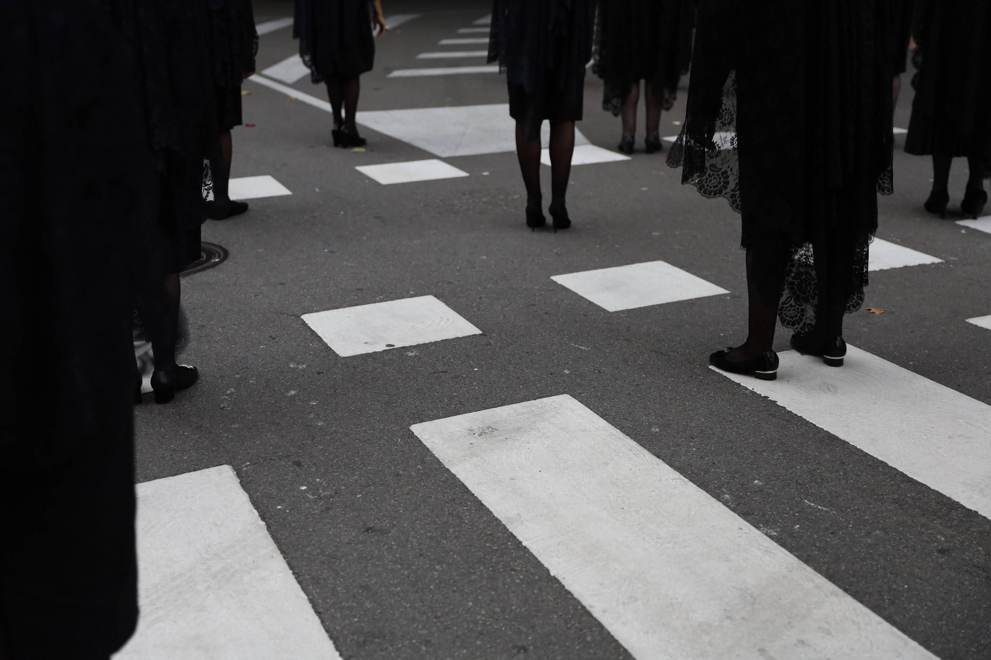Pétalos, incienso, niños... así fue la procesión del Corpus Christi en Gijón (en imágenes)