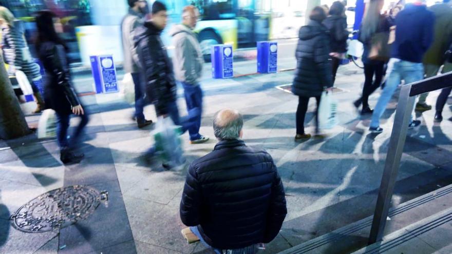 Un indigente en una calle de Murcia.