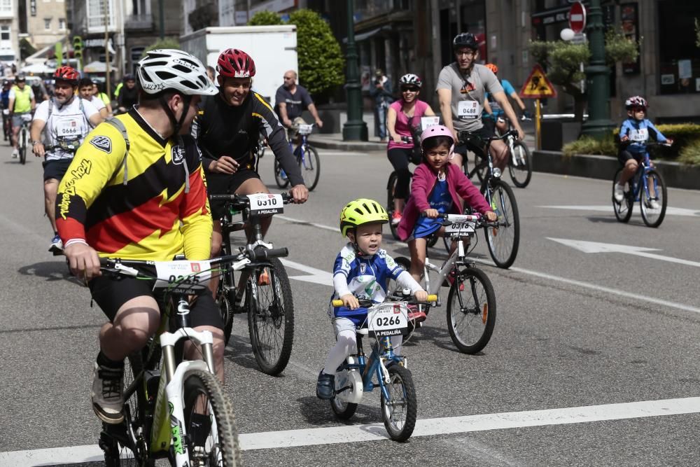 Centenares de vigueses de todas las edades participaron ayer en la marcha ciclista A Pedaliña que recorrió el centro de la ciudad para conmemorar el Día Mundial del Medio Ambiente y a favor de Unicef