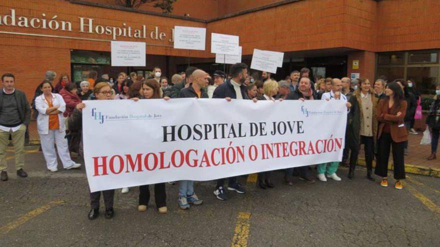 La concentración de los trabajadores del Hospital de Jove, ayer.