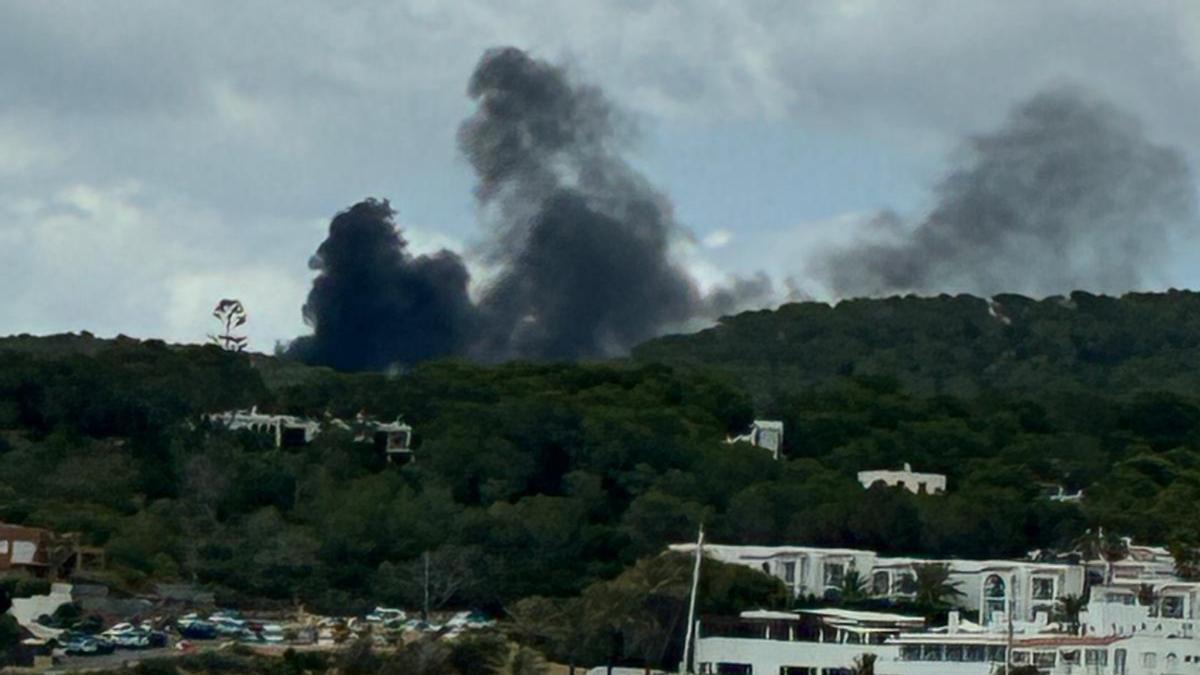 Incendio cerca de Cala Tarida.