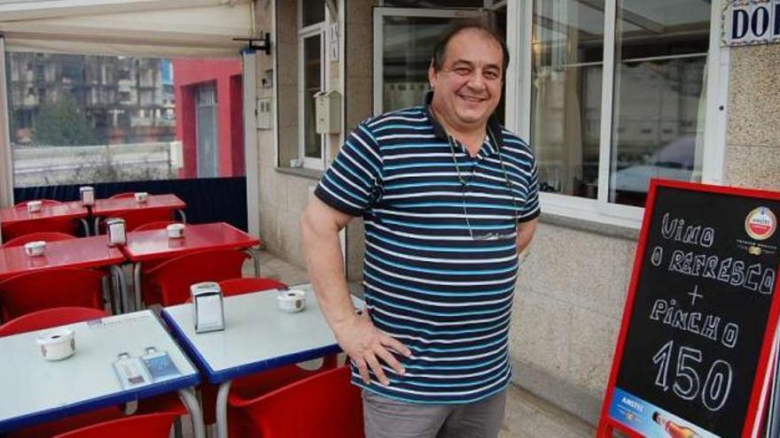 El propietario del bar A Dorna, José Luis Piñeiro, en la terraza de su establecimiento.  // Faro