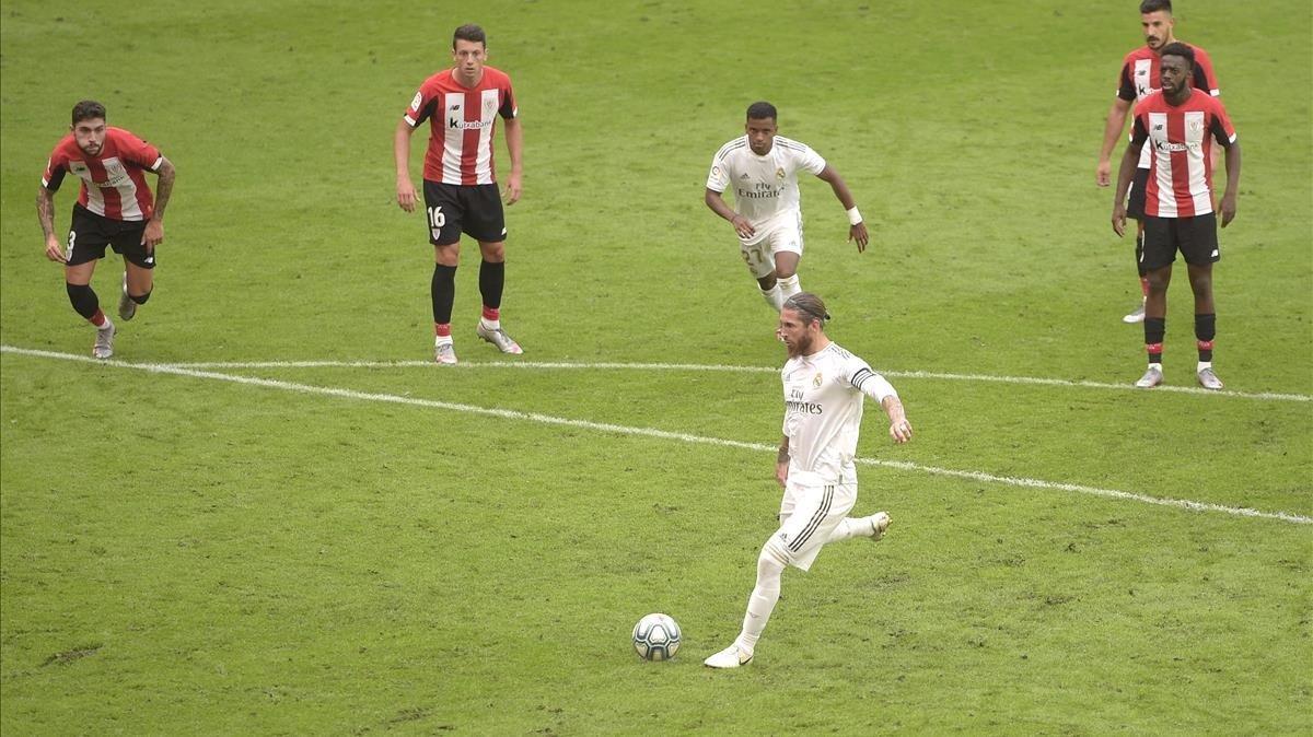 Ramos lanza el penalti que le da el triunfo al Madrid en San Mamés.