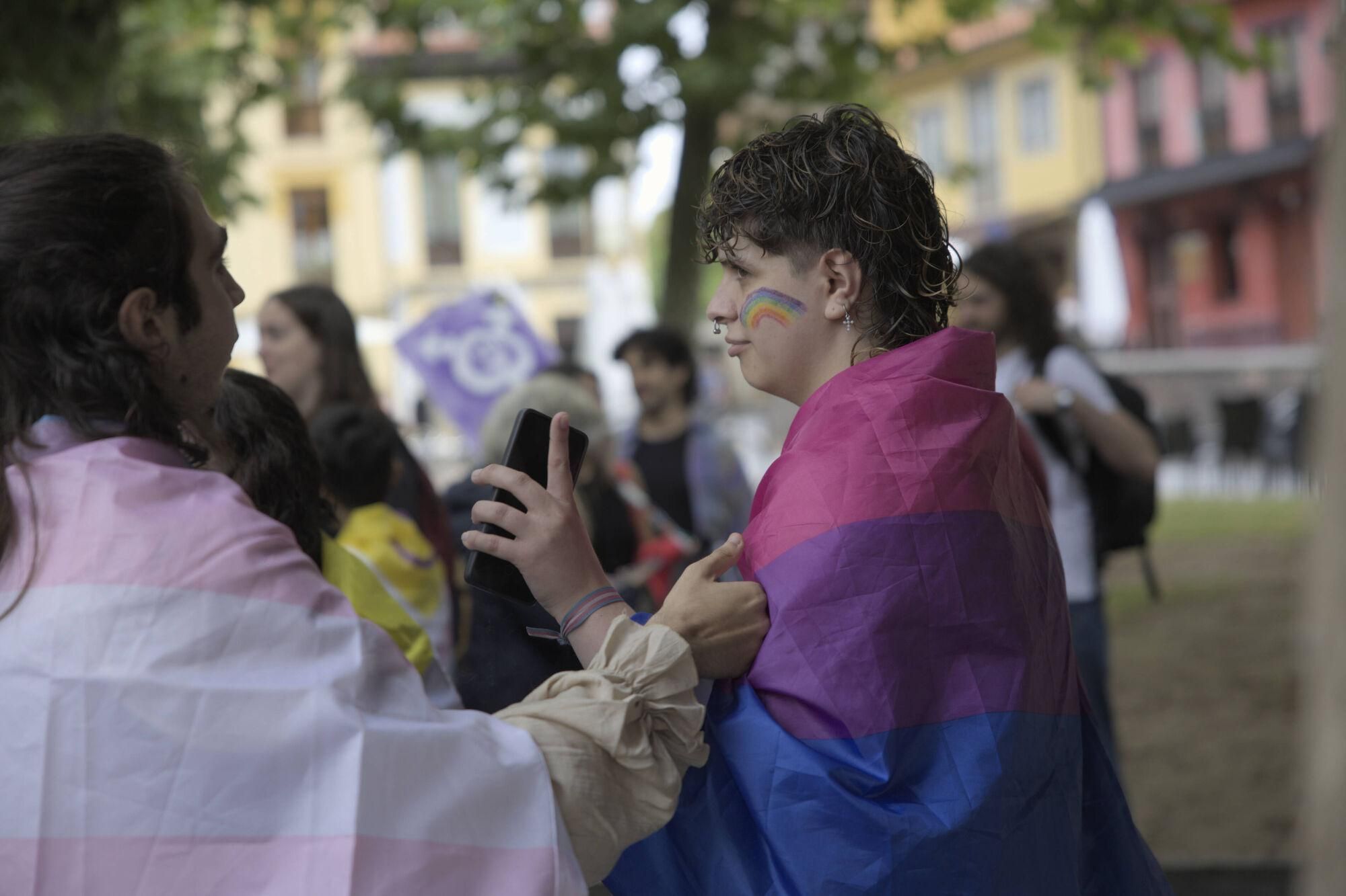 En imágenes: Así fue la manifestación LGTBI de Avilés, con "Santina de Queervadona" incluida