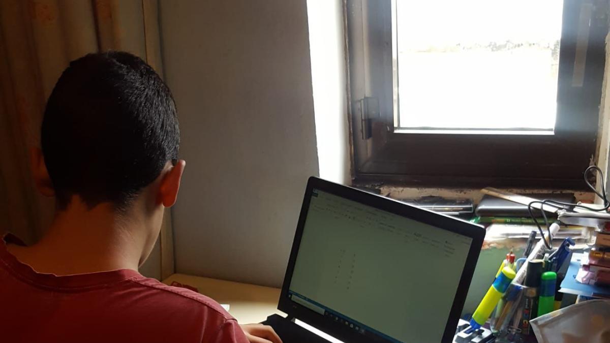 Un joven navega por Internet para acceder a sus clases online.