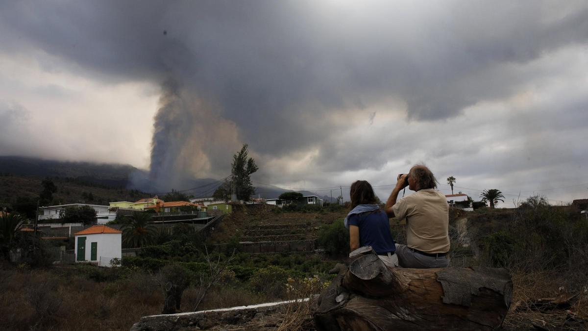 La ceniza del volcán de La Palma sigue siendo parte del día a día en la isla y afecta al tráfico aéreo