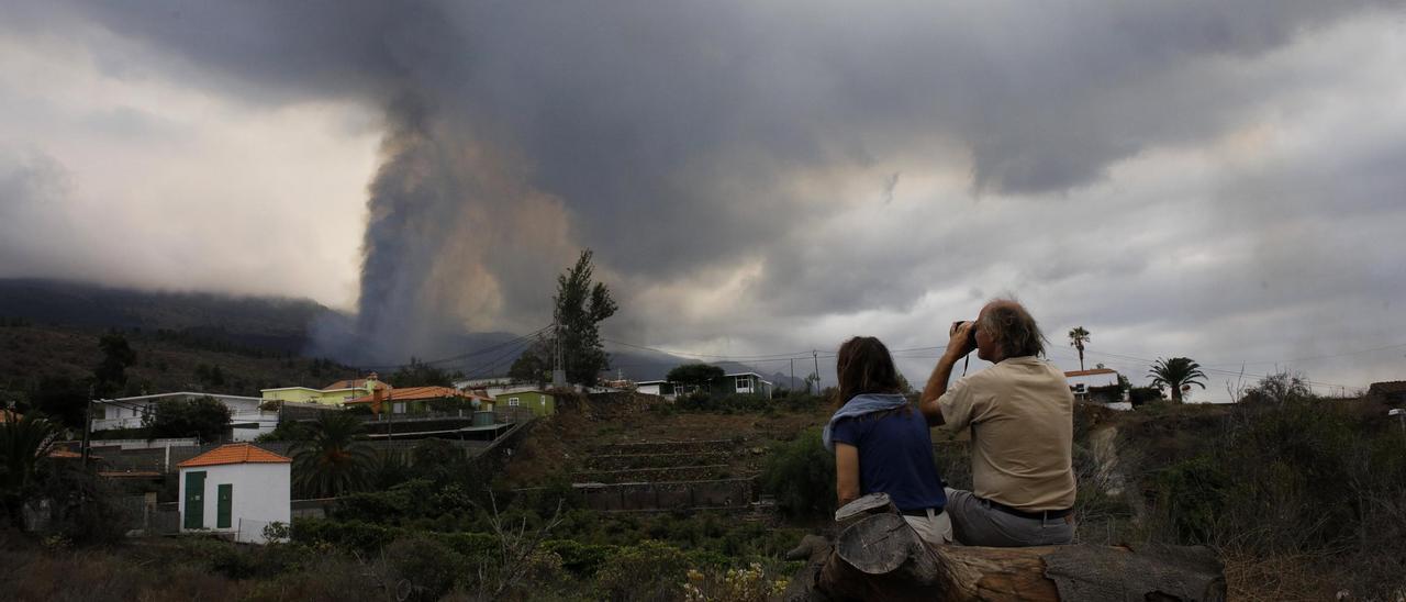 La ceniza del volcán de La Palma sigue siendo parte del día a día en la isla y afecta al tráfico aéreo