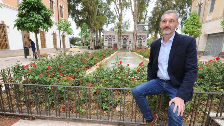 Óscar Urralburu, en los aledaños del Cuartel de Artillería, en Murcia