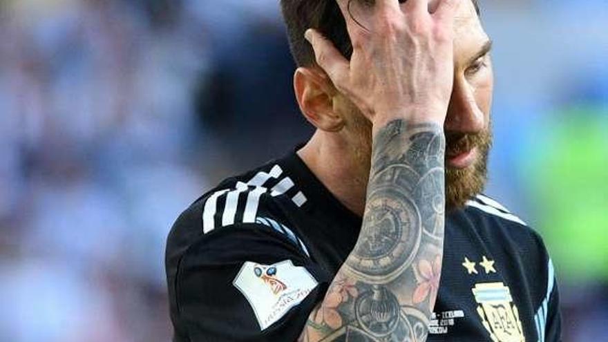 Messi se echa la mano a la cabeza tras el empate ante Islandia.