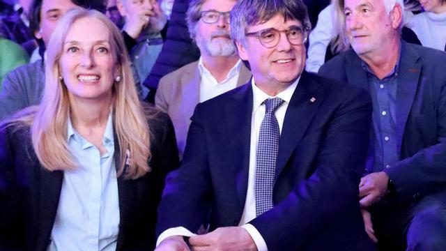 Anna Navarro i Carles Puigdemont en un acte de campanya.