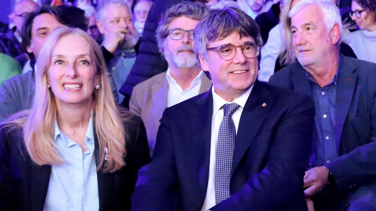 Anna Navarro y Carles Puigdemont en un acto de campaña.