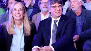 Anna Navarro y Carles Puigdemont en un acto de campaña.