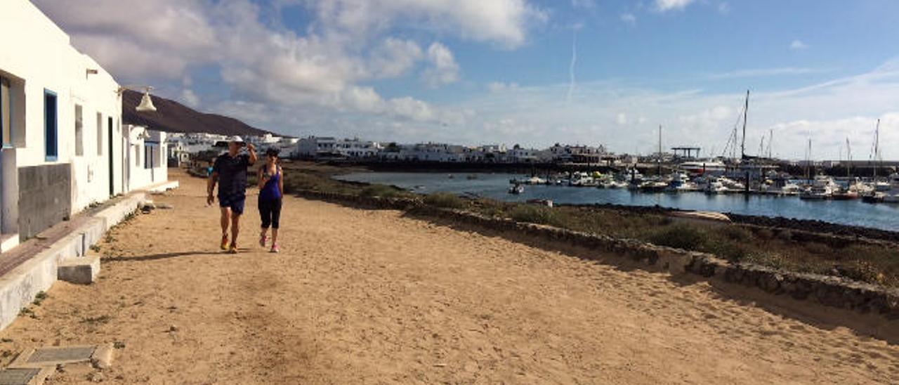 Avenida principal de Caleta de Sebo, en La Graciosa, con el puerto a la derecha.