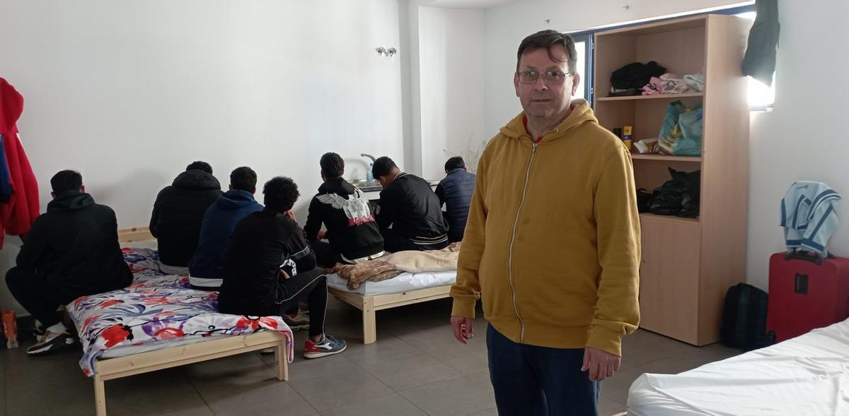 Francisco García Vigo, con jóvenes sin techo en el Centro Ciudadano de La Virreina, en 2025.