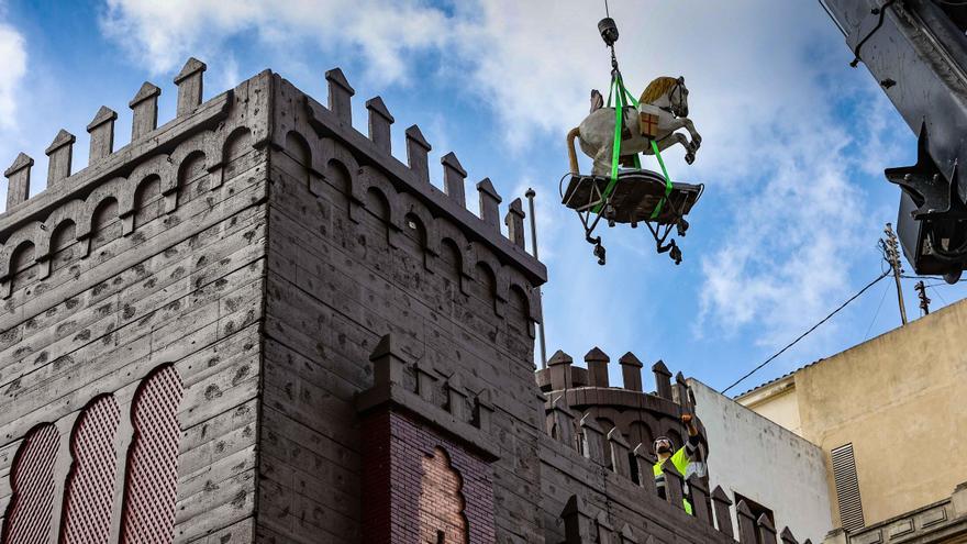 Alcoy finaliza la instalación del Castillo y la Enramada para dar inicio este domingo a las Fiestas