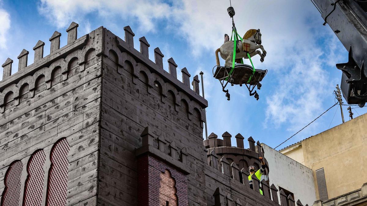 Instalación del caballo del Sant Jordiet este jueves en el Castillo