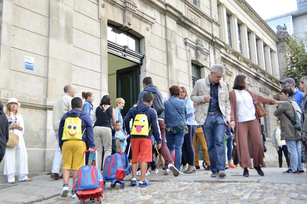 Los alumnos de Infantil, Primaria y Educación Especial comienzan hoy un nuevo curso. En A Coruña, son casi 20.000 niños los que acudirán hoy a clase para reencontrarse con sus compañeros.