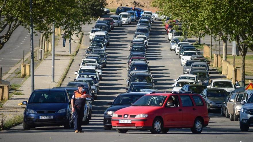 Largas colas de vehículos para vacunarse en Plasencia