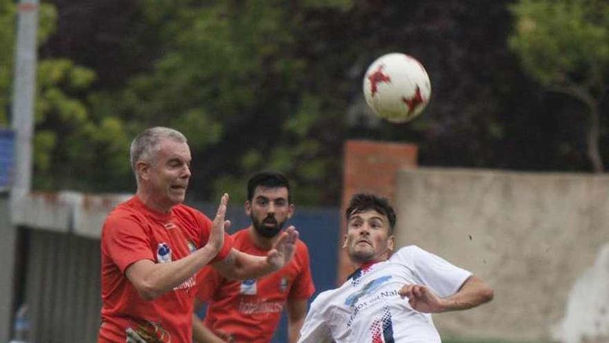 Damián controla el balón ante Boris en el Langreo-Colunga.