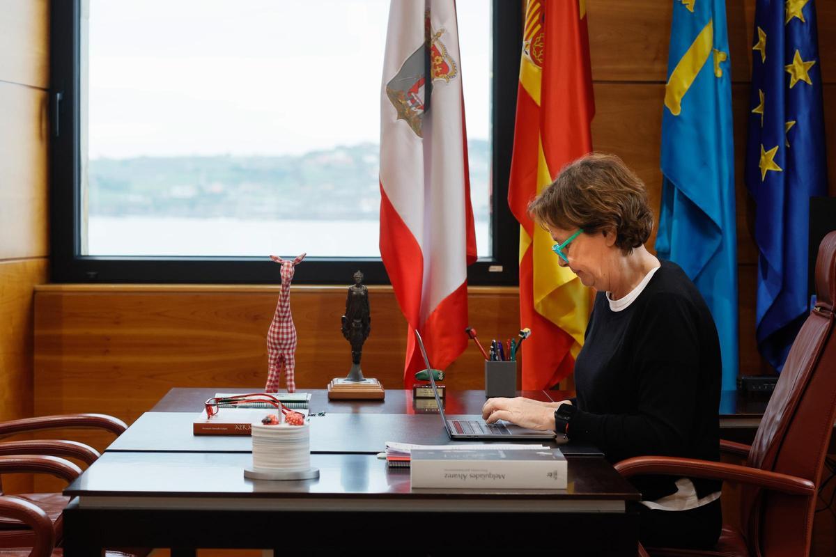 Carmen Moriyón, esta mañana, firmando el convenio.