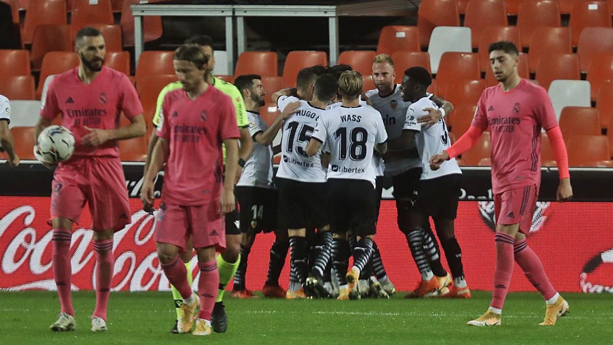 Los jugadores del Valencia celebran uno de los goles ante la desolación del Madrid.