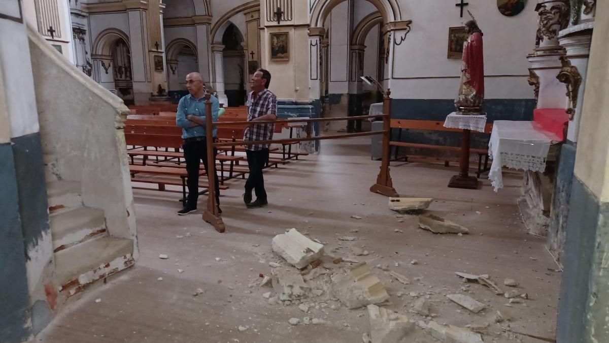 José Carlos Reguilón y José Luis Salgado visitan la igleisa de San Martín en Molacillos.