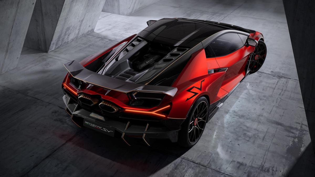 El Revuelto SV acelera de 0 a 100 km/h en 2,4 segundos y de 0 a 200 km/h en 6,7 segundos, alcanzando una velocidad máxima superior a los 345 km/h