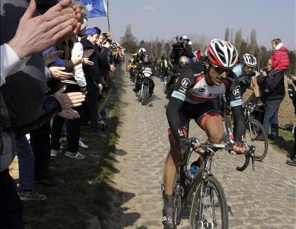 Cancellara, en plena acció, de camí cap a la tercera victòria al velòdrom de Roubaix.