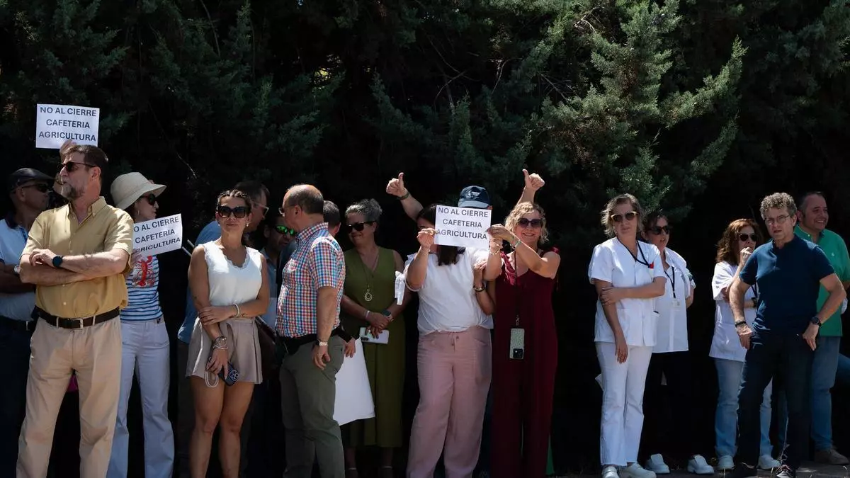 Decenas de funcionarios y usuarios protestan por el cierre al público de la cafetería de Agricultura en Cáceres