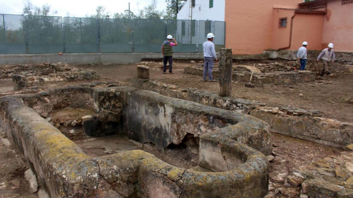  Imagen en primer plano del estanque central ubicado en el gran patio central porticado de la villa.