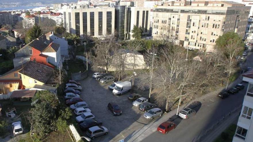 Vista de los terrenos en los que el Concello plantea la biblioteca estatal, detrás de los juzgados.