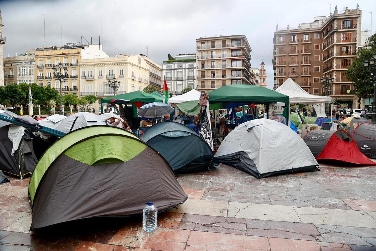 Segundo día de acampada educativa en València: llega la hora de montar el Corpus y acuden furgones de la policía a la plaza de la Virgen