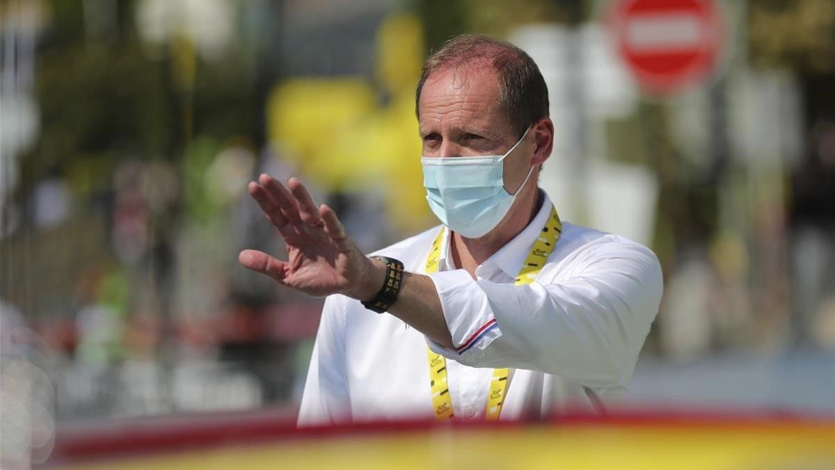 segea54938112 tour de france director christian prudhomme waves at the sta200915132849