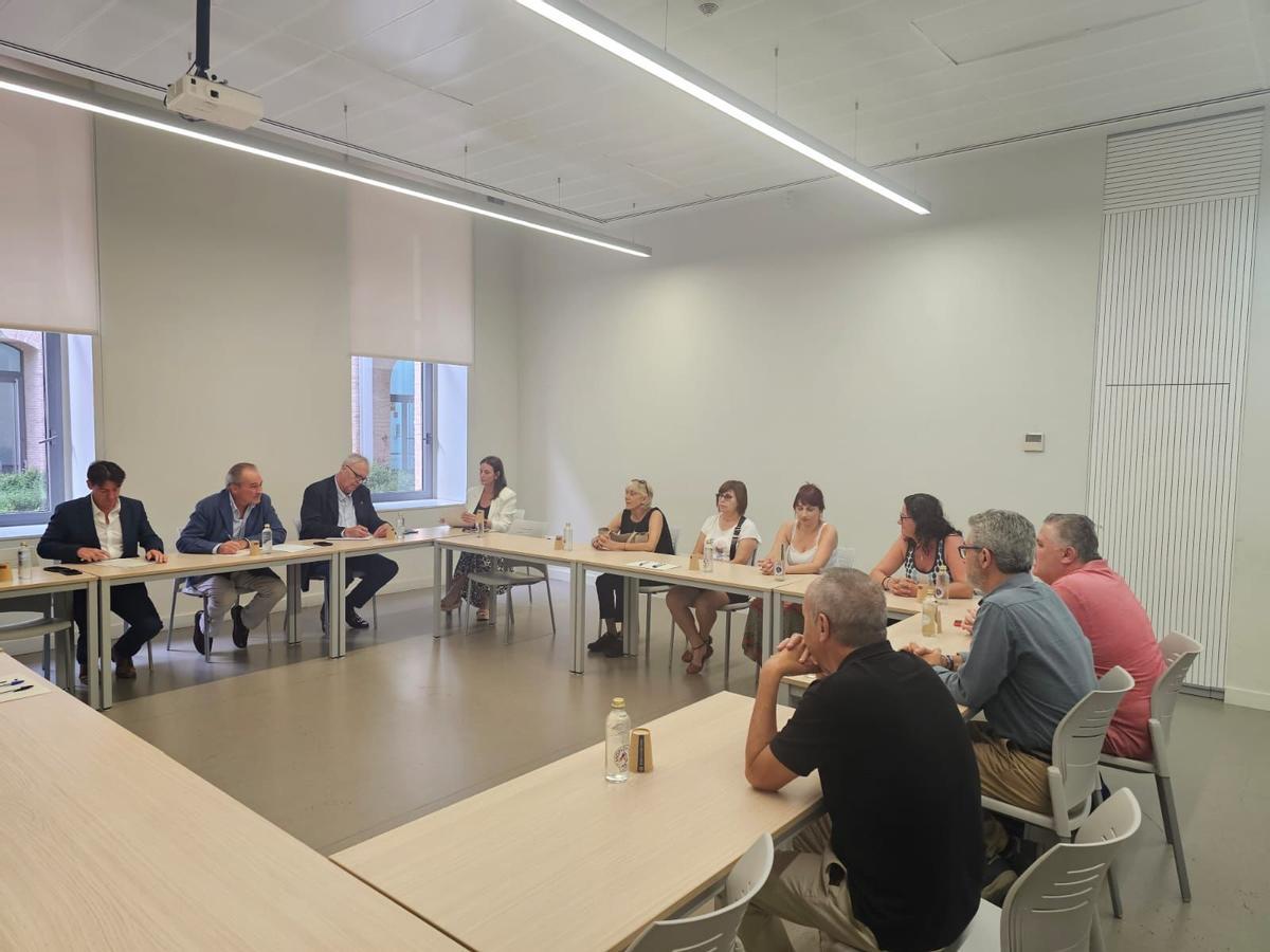 El conseller de Agricultura y otros representantes autonómicos se reúnen con el comité de empresa de Cítrics de Nules y representantes sindicales.