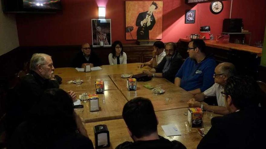 Asistentes a una de las reuniones de la Tertulia del Cofrade.