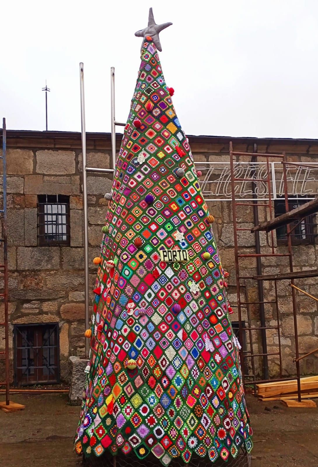 GALERÍA | Tejiendo el árbol de Navidad en Porto de Sanabria